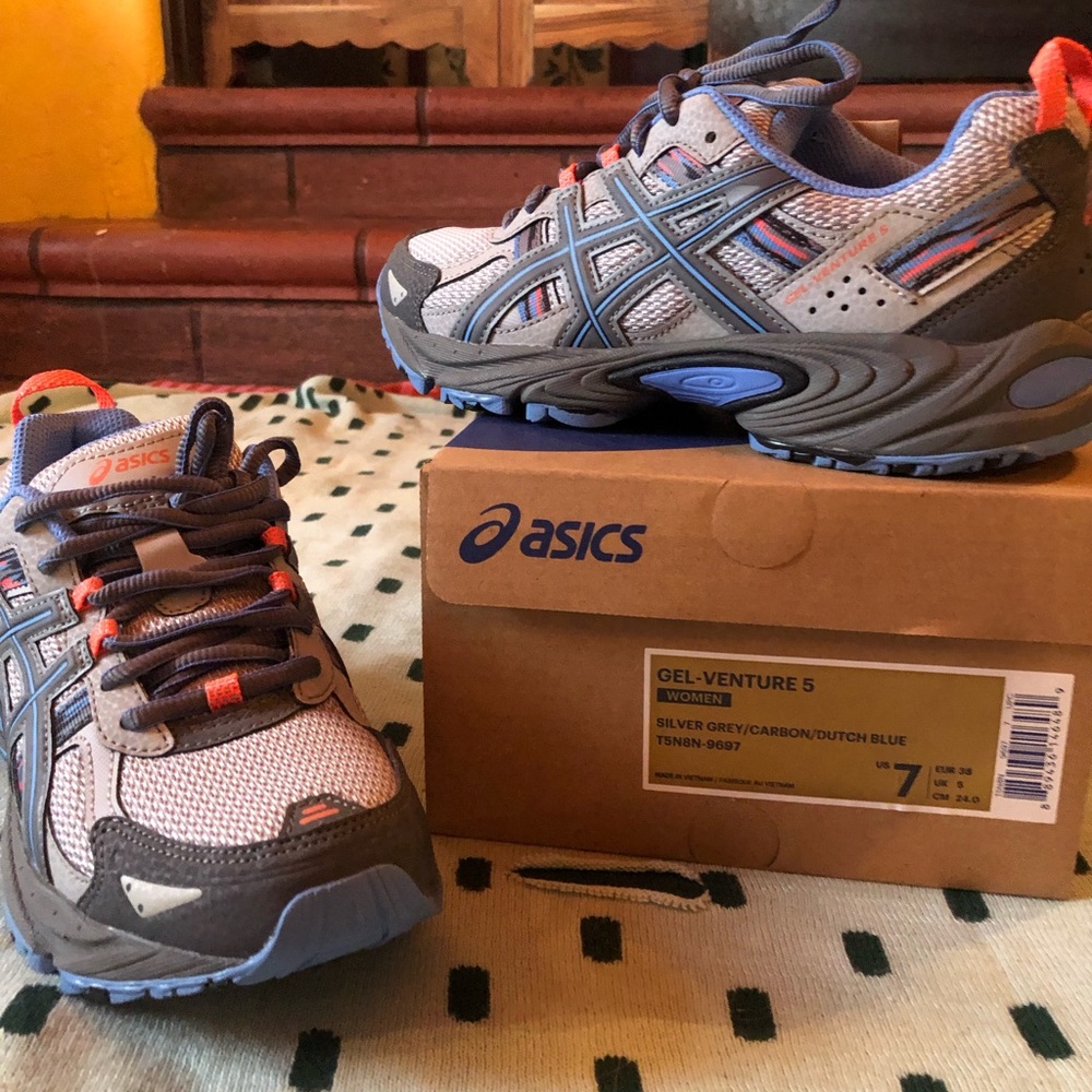 ASICS gel venture never worn new with box